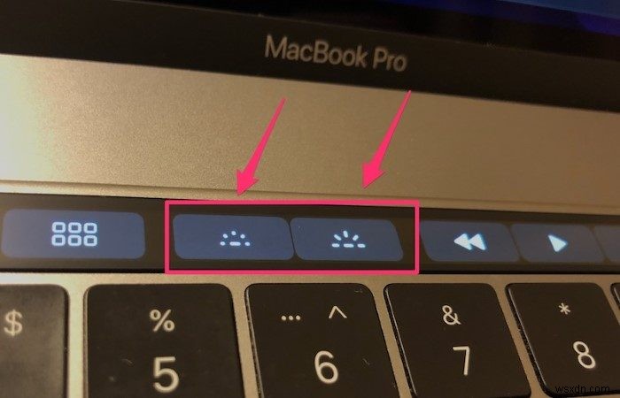 मैकबुक प्रो पर कीबोर्ड लाइट कैसे चालू करें