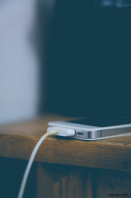 अपने iPhone के चार्जिंग पोर्ट को कैसे साफ करें?