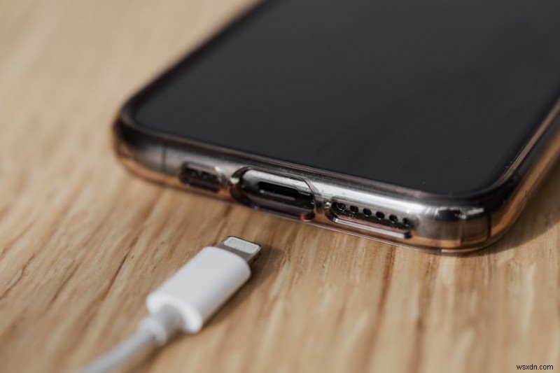 अपने iPhone के चार्जिंग पोर्ट को कैसे साफ करें?