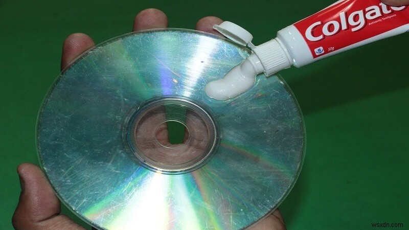 स्क्रैच डीवीडी को घर पर कैसे ठीक करें (2002 में आपकी पूरी गाइड)