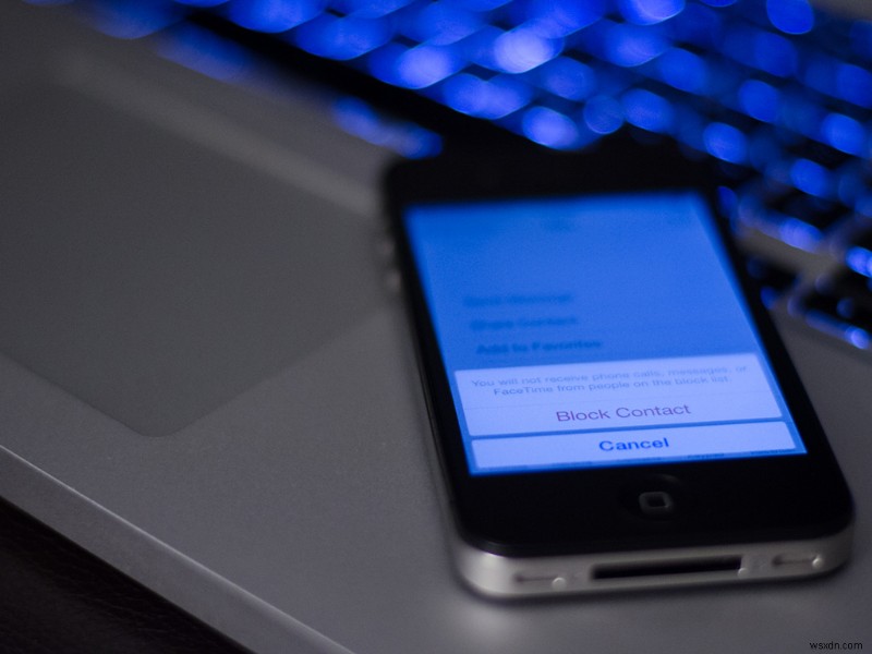 यहां बताया गया है कि आप iOS 7 के साथ अवांछित कॉल करने वालों को कैसे ब्लॉक कर सकते हैं