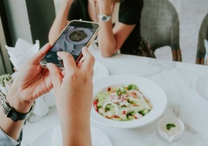 iOS 16 में डुप्लीकेट फ़ोटो को तुरंत कैसे हटाएं