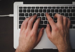 प्लग इन होने पर मैकबुक को चार्ज न करना ठीक करें