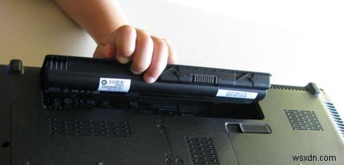 चार्ज न होने पर प्लग की गई लैपटॉप की बैटरी को ठीक करने के 7 तरीके