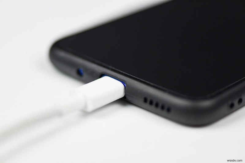 9 कारण जिनकी वजह से आपके स्मार्टफोन की बैटरी धीरे चार्ज हो रही है