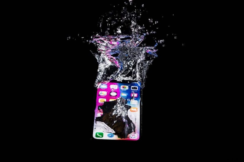 अपने फोन को पानी के नुकसान से कैसे बचाएं?