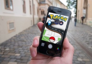 पोकेमोन गो को बिना मूव किए कैसे खेलें (Android और iOS)