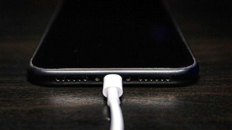 8 कारण क्यों आपका iPhone चार्जिंग पोर्ट ढीला है (और कैसे ठीक करें)