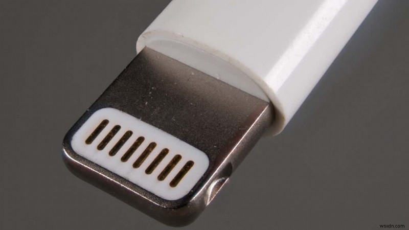 8 कारण क्यों आपका iPhone चार्जिंग पोर्ट ढीला है (और कैसे ठीक करें)