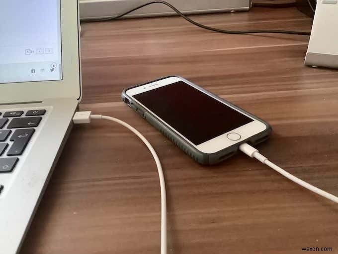 क्विकटाइम के साथ iPhone स्क्रीनकास्ट कैसे करें