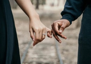 डेविल्स एडवोकेट की भूमिका निभाना - आपको फेसबुक अकाउंट को निष्क्रिय करना चाहिए या नहीं करना चाहिए