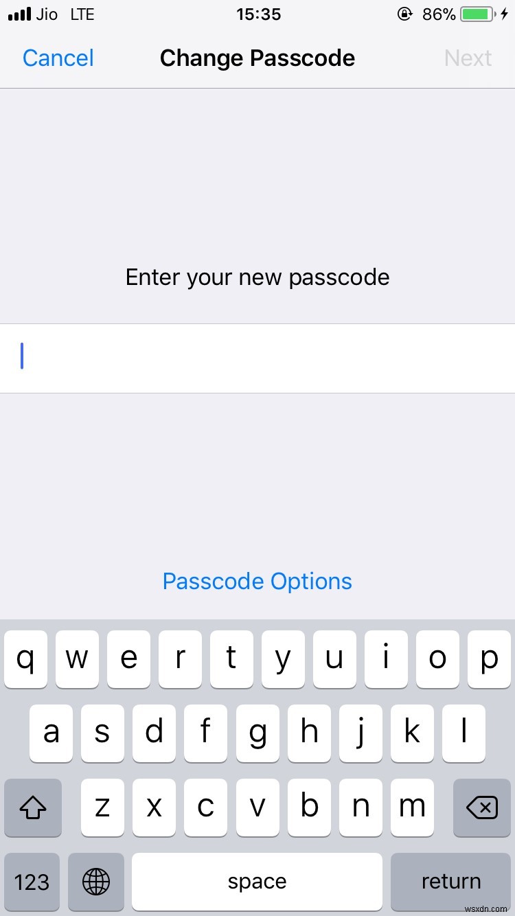 iPhone पर अल्फ़ान्यूमेरिक और कस्टम न्यूमेरिक पासकोड कैसे सेट करें