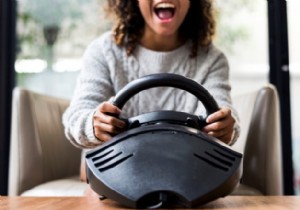 पीसी पर गेम्स के लिए पीसी ड्राइविंग व्हील कैसे सेट करें