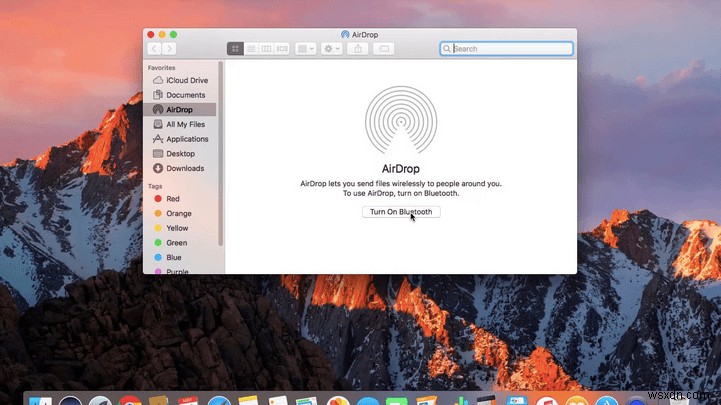 Mac पर AirDrop का उपयोग और चालू कैसे करें