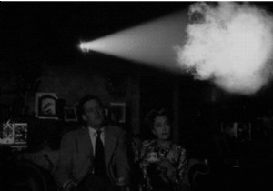 अपनी  मूवी नाइट्स  को बेहतर बनाने के लिए प्रोजेक्टर कैसे सेट करें (सही तरीके से)