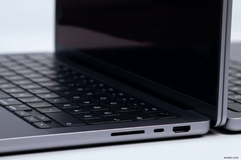 अपने Chromebook को बाहरी मॉनिटर से कनेक्ट करें:चरण-दर-चरण मार्गदर्शिका 