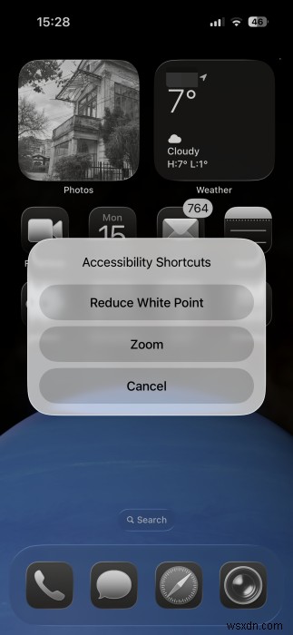 इस सरल हैक के साथ अपने iPhone डिस्प्ले को न्यूनतम से अधिक मंद करें 