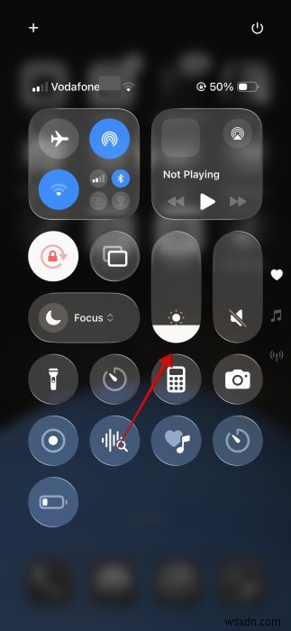 इस सरल हैक के साथ अपने iPhone डिस्प्ले को न्यूनतम से अधिक मंद करें 
