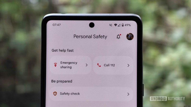 सुरक्षित रहने के लिए Google Pixel और iPhone पर आपातकालीन सैटेलाइट सुविधाओं का उपयोग कैसे करें 
